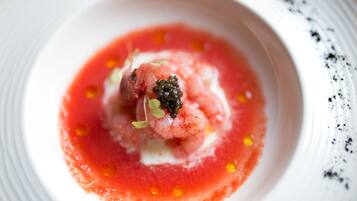 Un plato blanco con camarones y caviar.