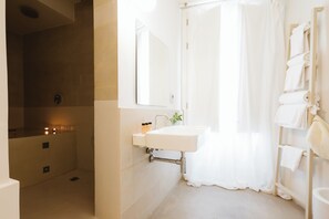 ห้องจูเนียร์สวีท, ระเบียง | ห้องน้ำ | ฝักบัว, ไดร์เป่าผม, รองเท้าสวมภายในห้อง, ผ้าเช็ดตัว