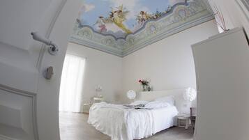 Suite Junior, balcone | Copriletto in piuma, minibar, una cassaforte in camera