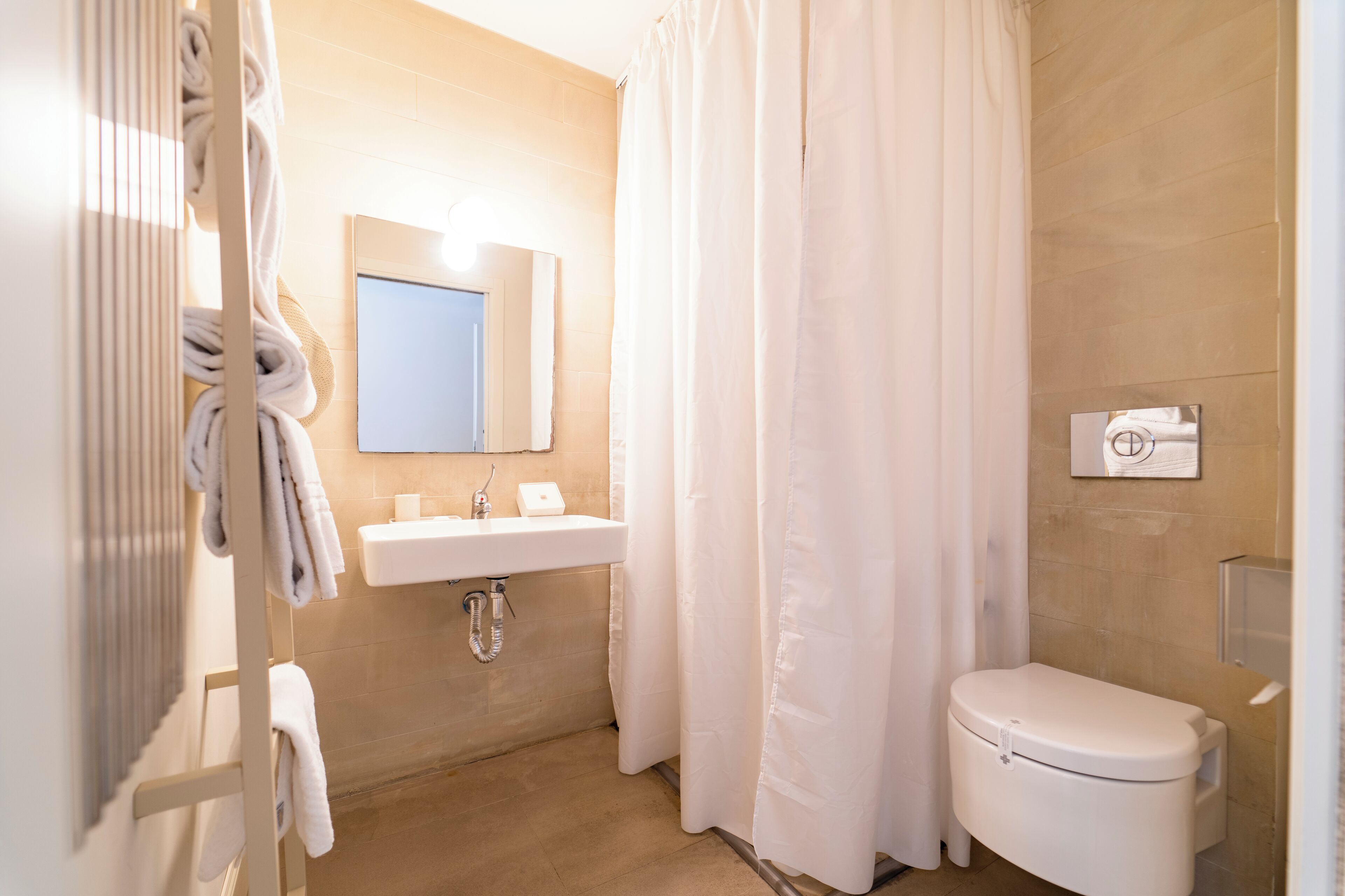 Ein Badezimmer mit Waschbecken, Toilette und Duschvorhang.