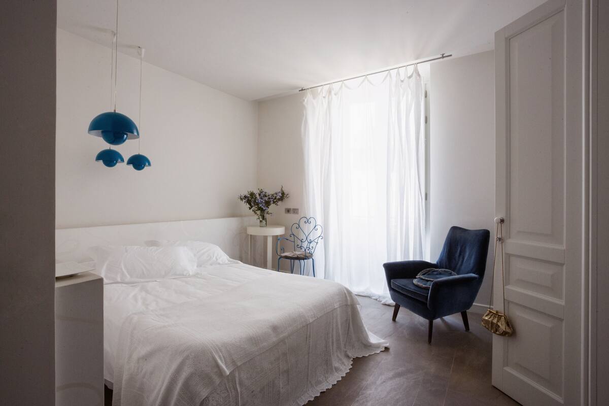 Business Double Room Single Use, Balcony | Down comforters, minibar, in-room safe, desk