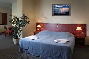 Deluxe suite, 1 slaapkamer, balkon | Pillowtop-bedden, een minibar, een kluis op de kamer, een bureau