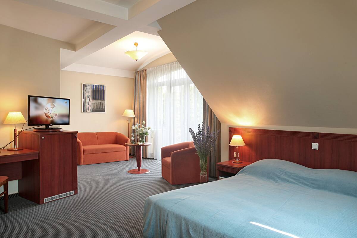 Deluxe Suite, 1 Bedroom, Balcony | Pillowtop beds, minibar, in-room safe, desk