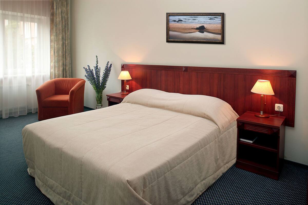 Pillowtop beds, minibar, in-room safe, desk