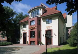 Voorkant accommodatie - avond/nacht