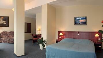 Deluxe Suite, 1 Bedroom, Balcony | Pillowtop beds, minibar, in-room safe, desk
