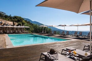 Außenpool (je nach Saison geöffnet), Sonnenschirme, Liegestühle
