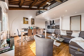 Deluxe-Apartment, 2 Schlafzimmer, Talblick, Poolseite | Wohnbereich | 32-Zoll-Smart-TV mit Digitalempfang