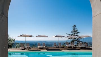 Piscine extérieure (ouverte en saison), parasols de plage