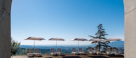 Piscine extérieure (ouverte en saison), parasols de plage