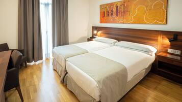 Minibar, coffres-forts dans les chambres, bureau, Wi-Fi gratuit