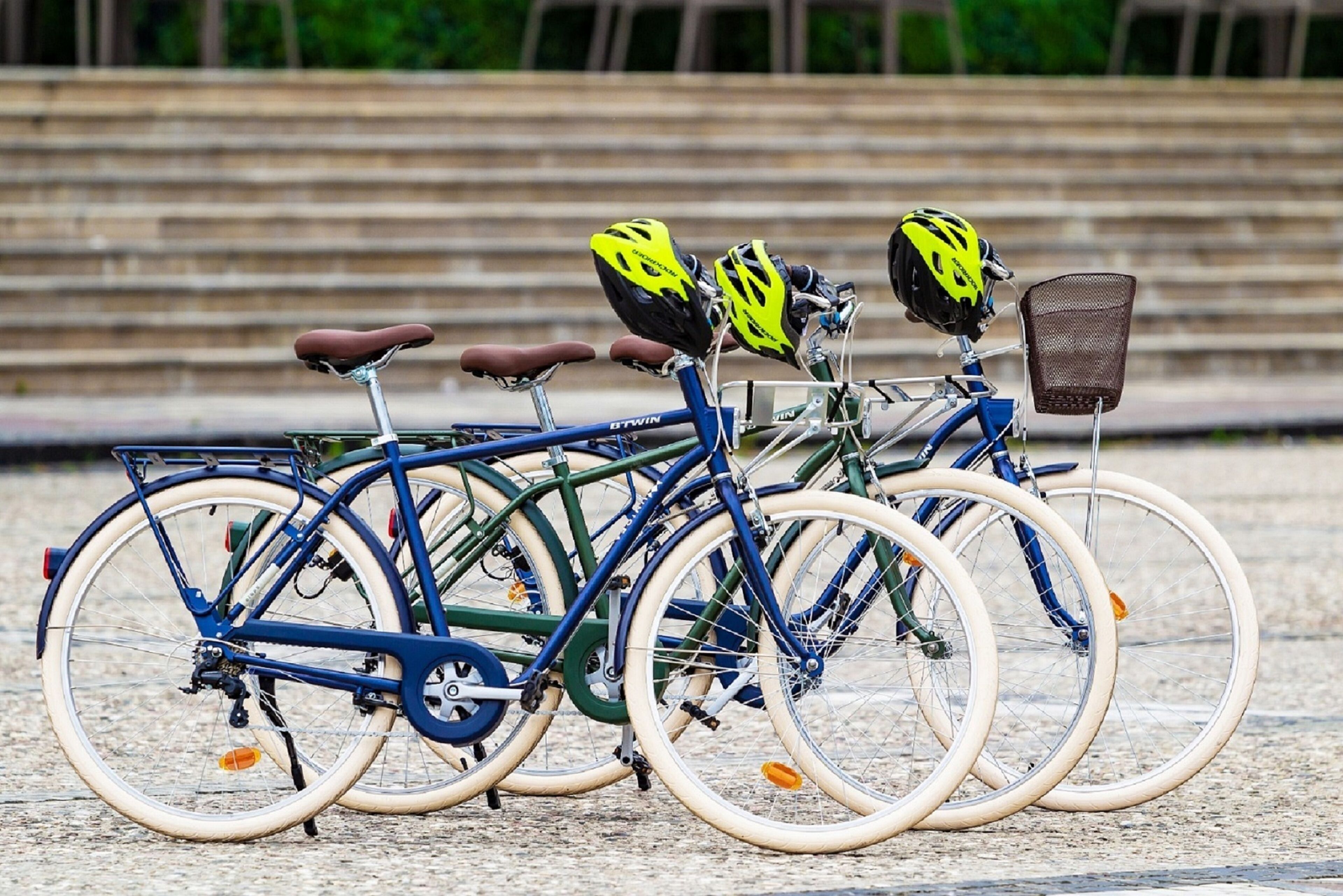 Ein Fahrrad mit Korb und Sitz, abgestellt auf einer befestigten Fläche.