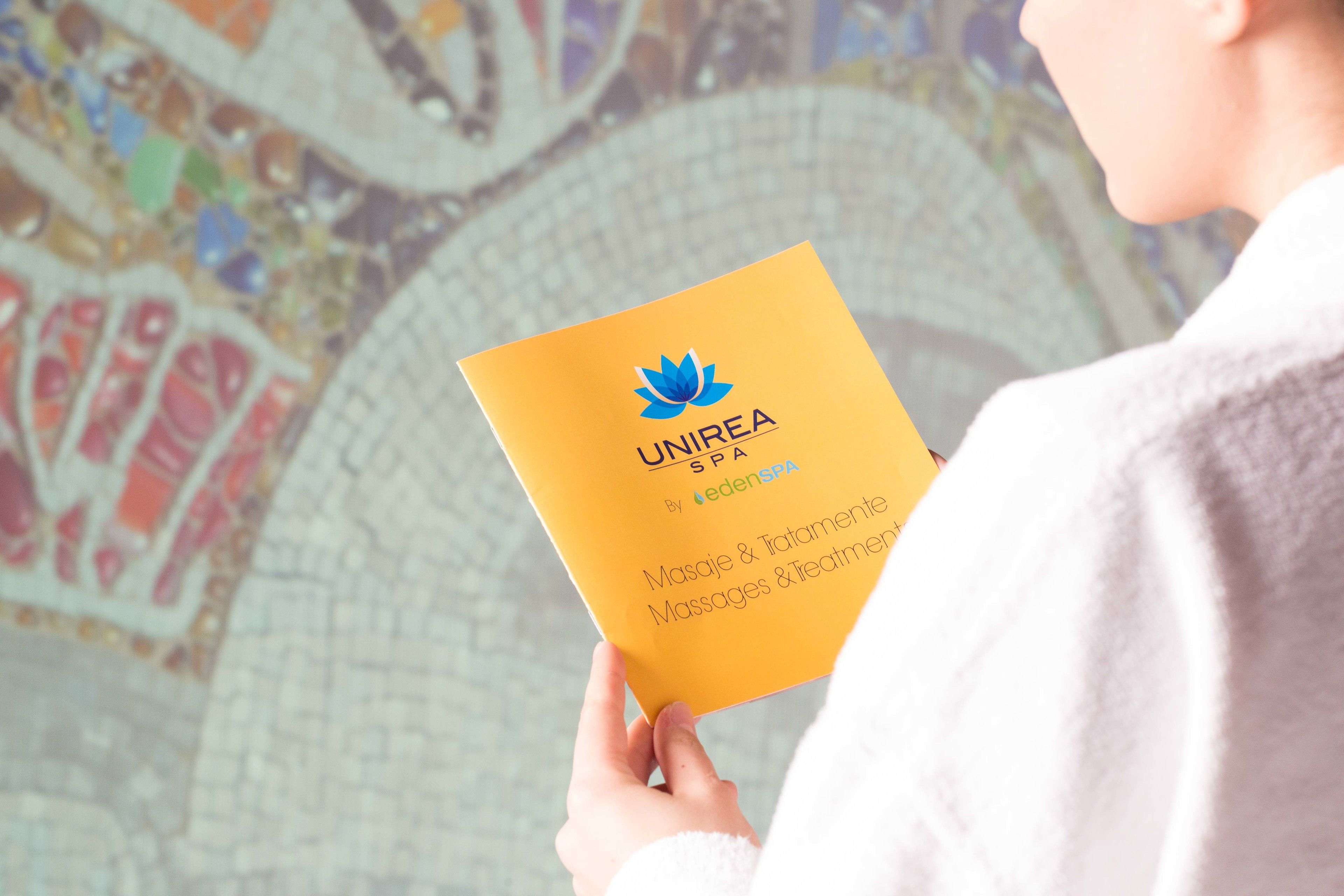 Una persona che tiene un depliant per UNIREA SPA.
