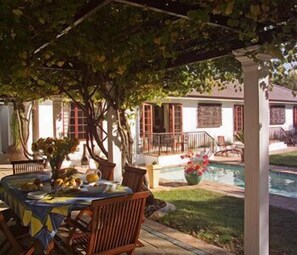 Free continental breakfast  - Three Palms Luxury Cottage (Cape Town)
