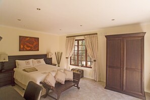 Zimmersafe, Schreibtisch, Bügeleisen/Bügelbrett, Zustellbetten