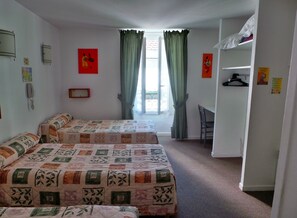 ห้องพักสำหรับสี่ท่าน | โต๊ะทำงาน, เปล/เตียงเด็กอ่อน (ฟรี), Wi-Fi ฟรี