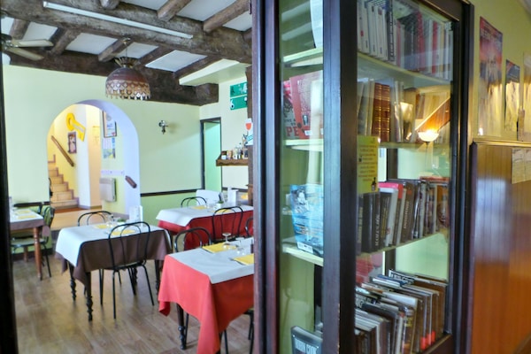 Déjeuner, dîner et souper servis sur place; cuisine française