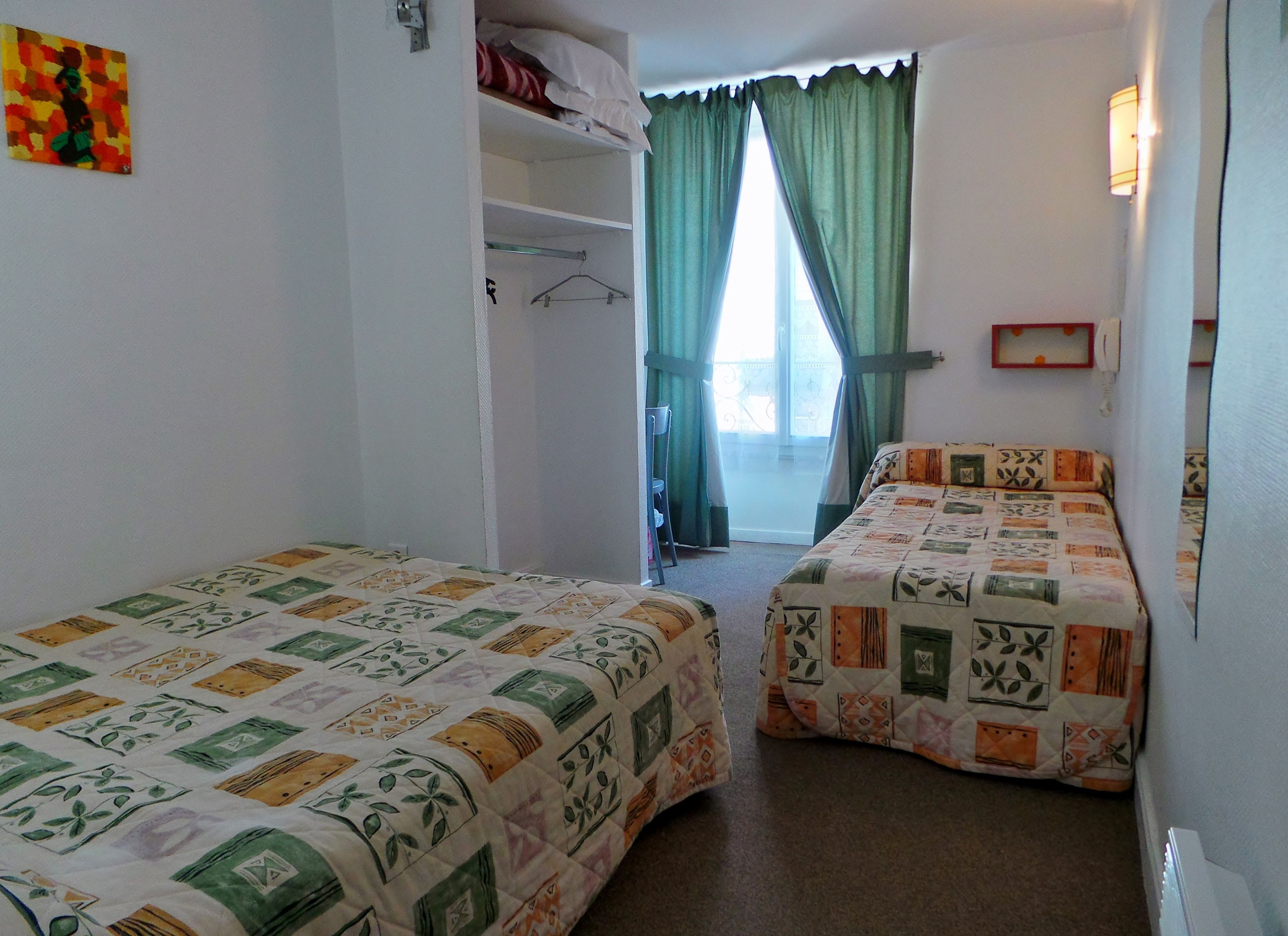 triple room | desk, free cots/infant beds, free wifi