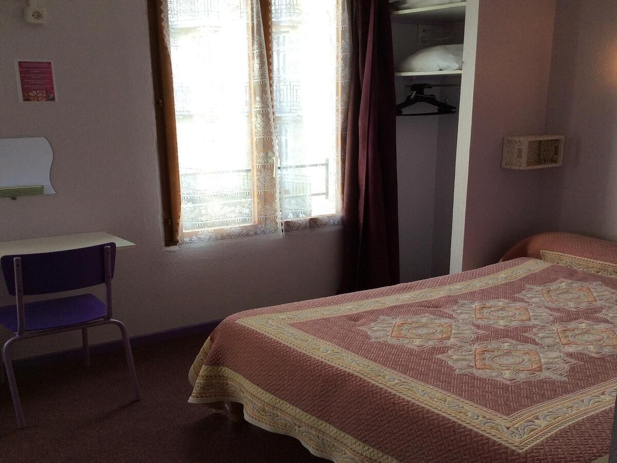 desk, free cots/infant beds, free wifi