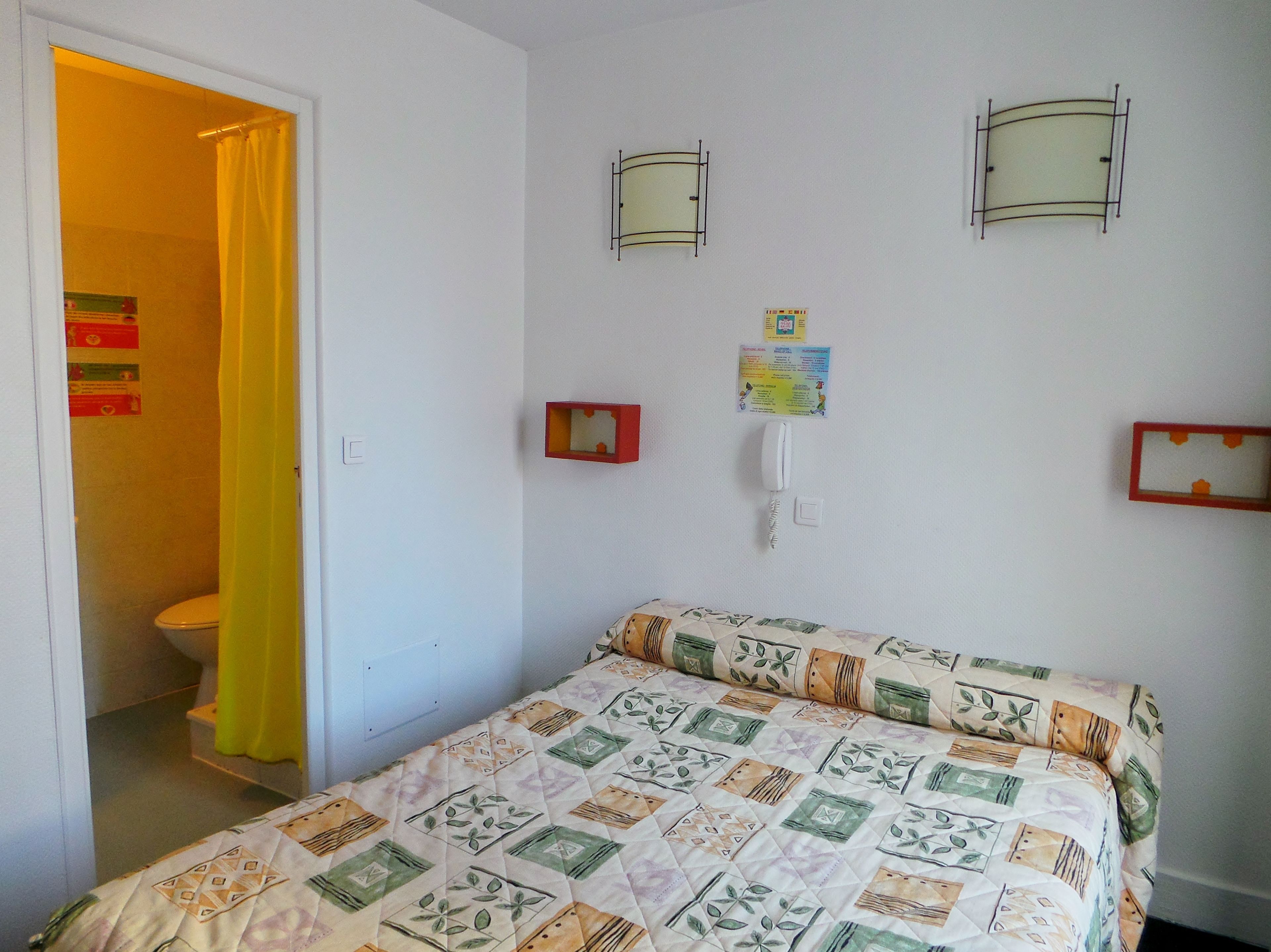 desk, free cots/infant beds, free wifi