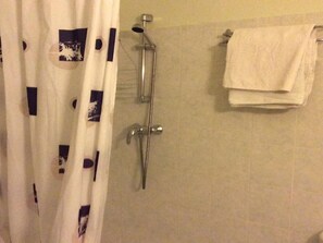 Bathroom shower - Hôtel La Fontaine (Lourdes)