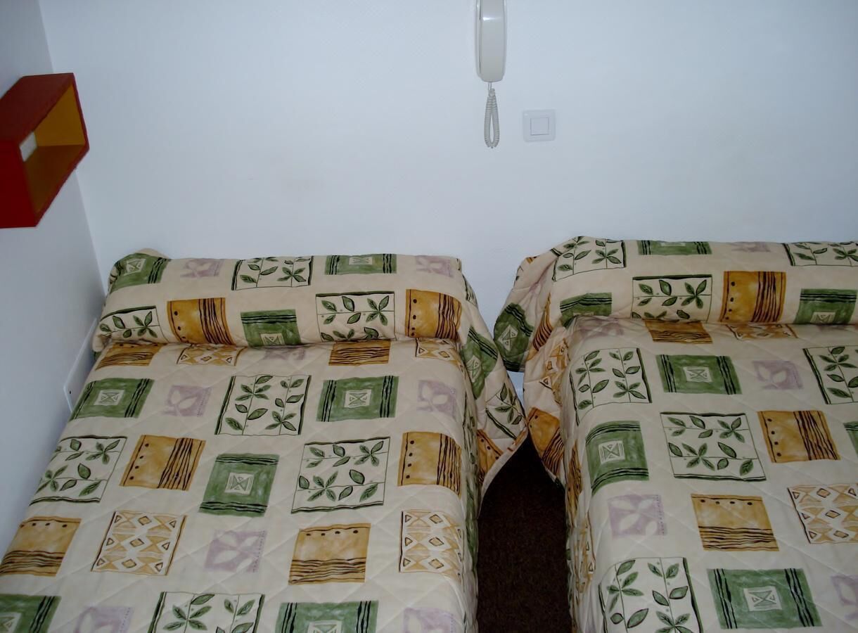 standard twin room | desk, free cots/infant beds, free wifi