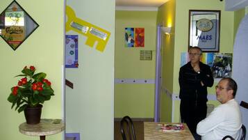 Se sirven desayunos, almuerzos y cenas; cocina francesa