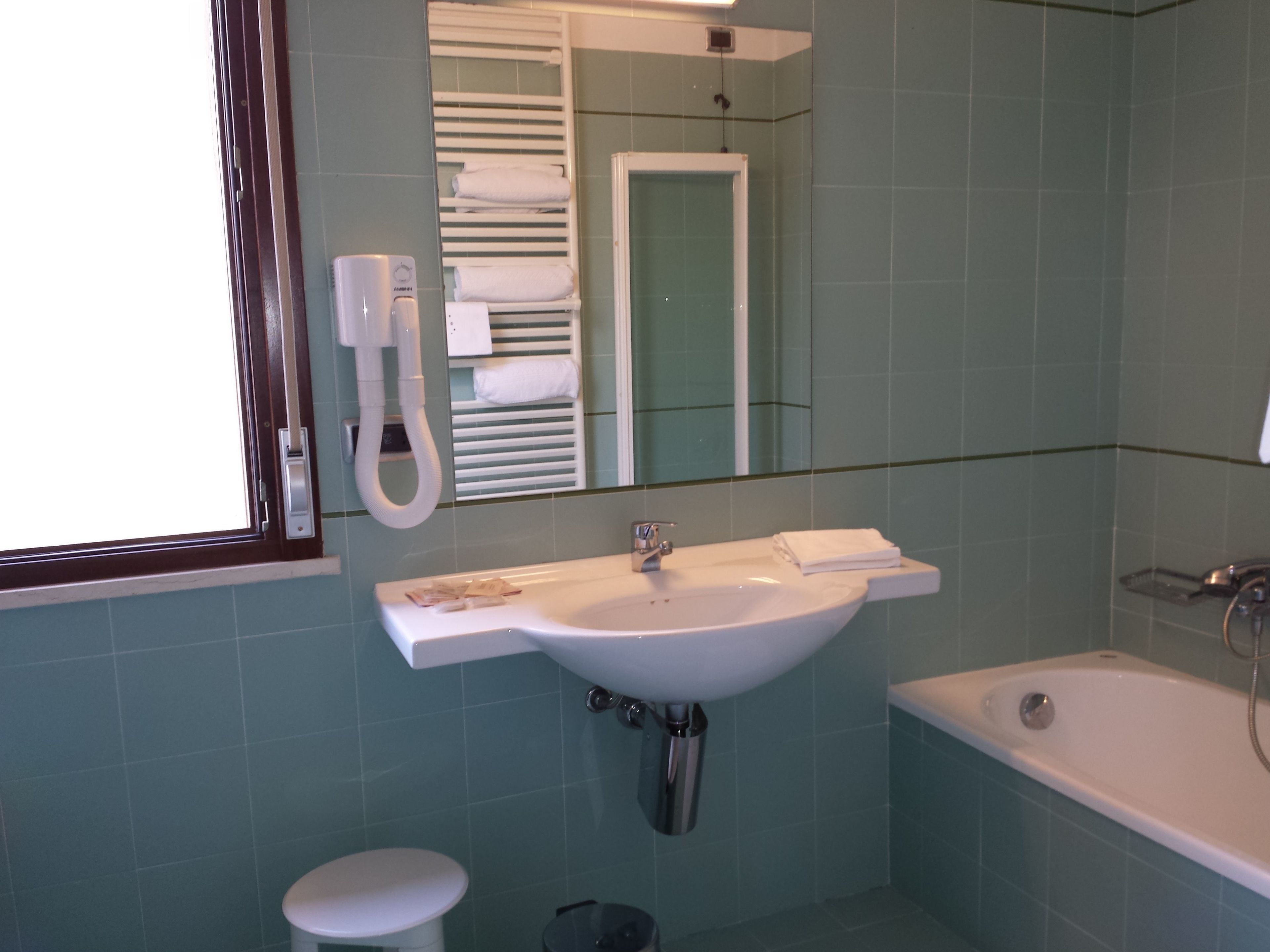 triple room | bathroom | free toiletries, hair dryer, bidet