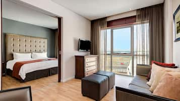 Suite, 1 slaapkamer | Woonruimte | Een 42-inch lcd-televisie met satellietzenders en een televisie