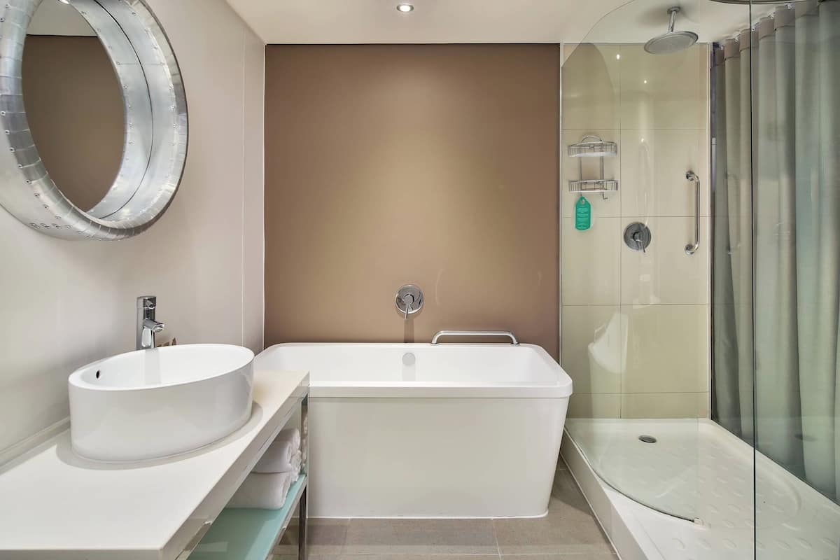 room, 1 king bed, non smoking | bathroom | separate bathtub and shower, free toiletries, hair dryer, towels