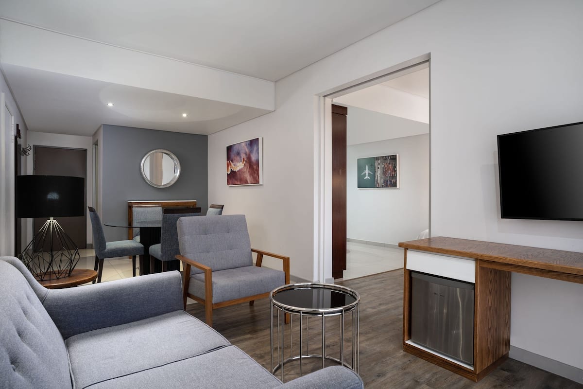 1 bedroom, hypo-allergenic bedding, down duvets, tempur-pedic beds