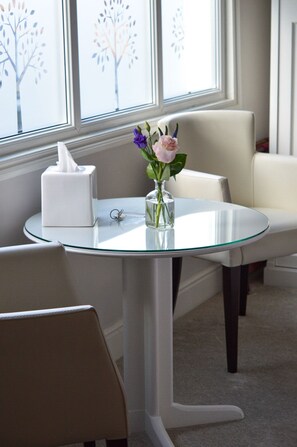 Kamer, 1 twee- of 2 eenpersoonsbedden, en-suite badkamer (Bath and Shower)