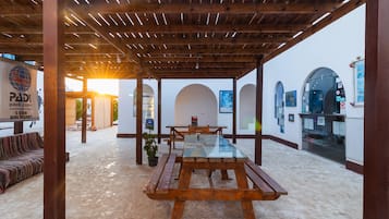 2 udendørs pools, parasoller