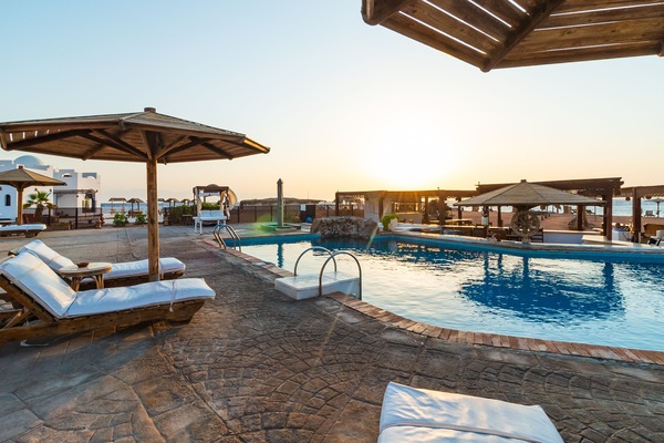 2 outdoor pools, pool umbrellas