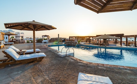 2 outdoor pools, pool umbrellas