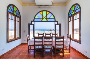 朝食、ランチ、ディナーに営業