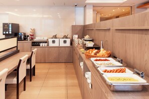 Daily buffet breakfast (JPY 1540 per person)