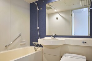 Suihkun ja ammeen yhdistelmä, ilmaiset hygieniatuotteet, hiustenkuivaaja