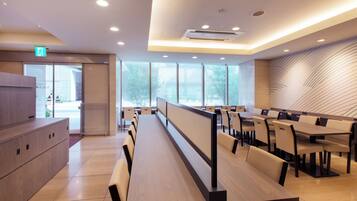 Daily buffet breakfast (JPY 1540 per person)