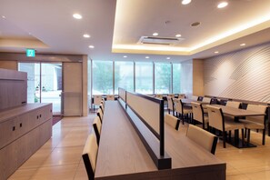 Daily buffet breakfast (JPY 1540 per person)