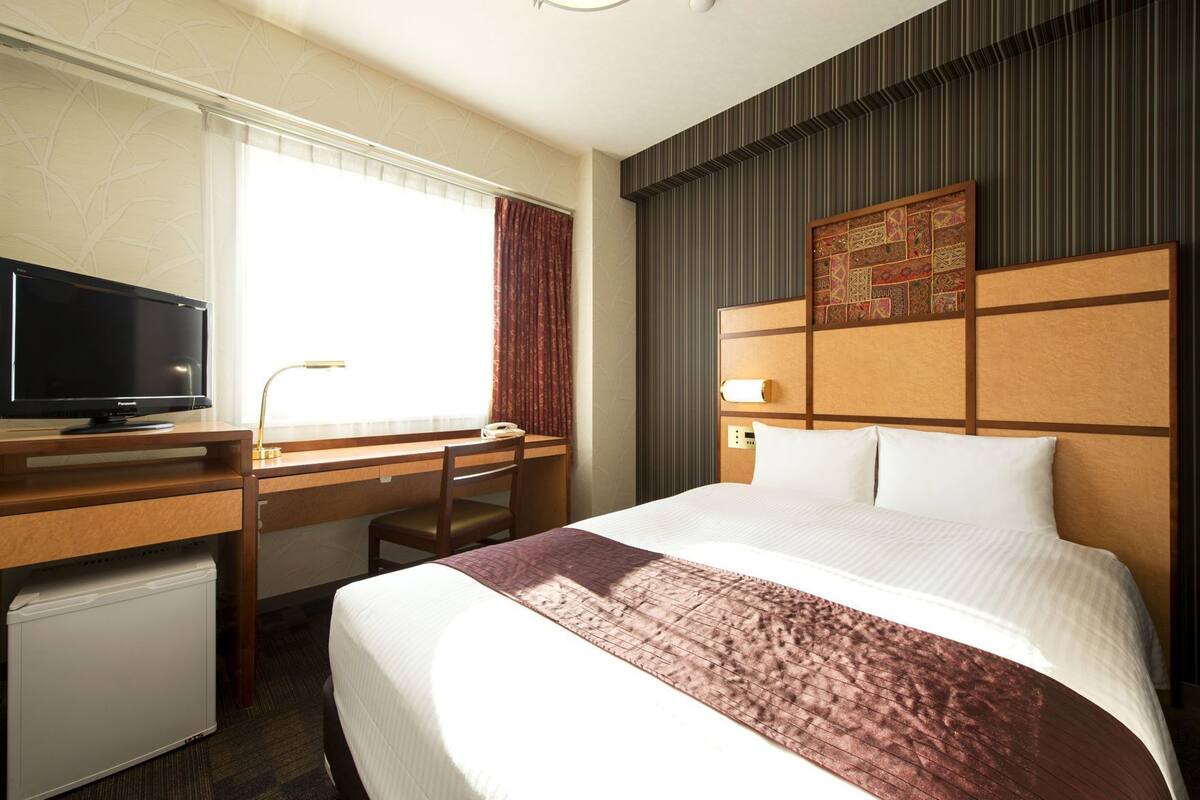 Caja de seguridad en la habitación y tabla de planchar con plancha