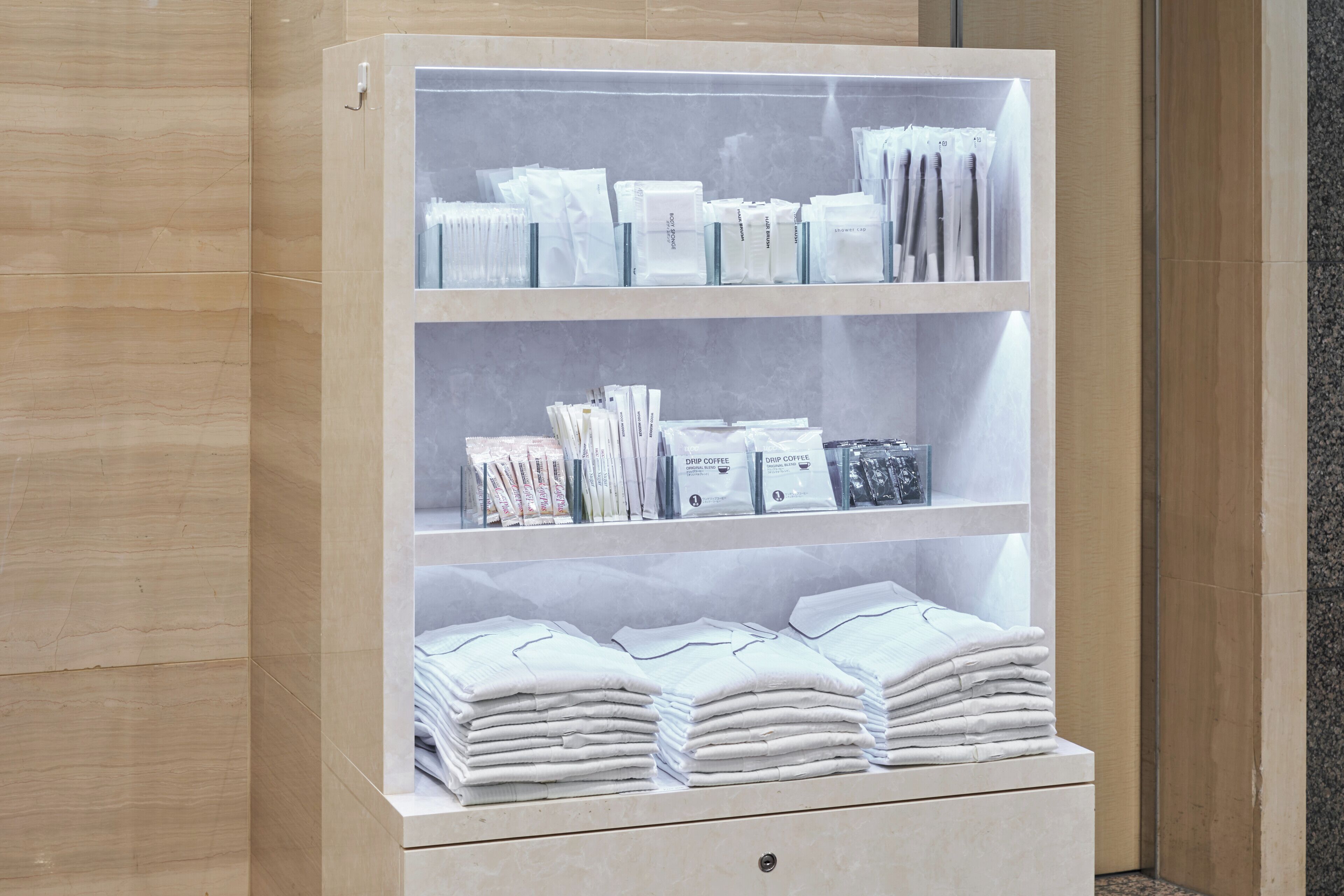 Toiletartikelen gepresenteerd in een hotelomgeving.