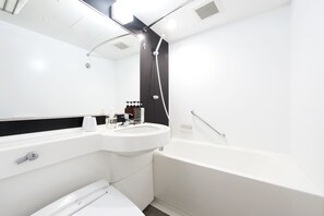 Duş/küvet kombinasyonu, derin küvet, ücretsiz banyo/kozmetik ürünleri 