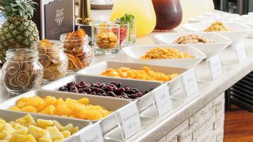 Daily full breakfast (JPY 2970 per person)