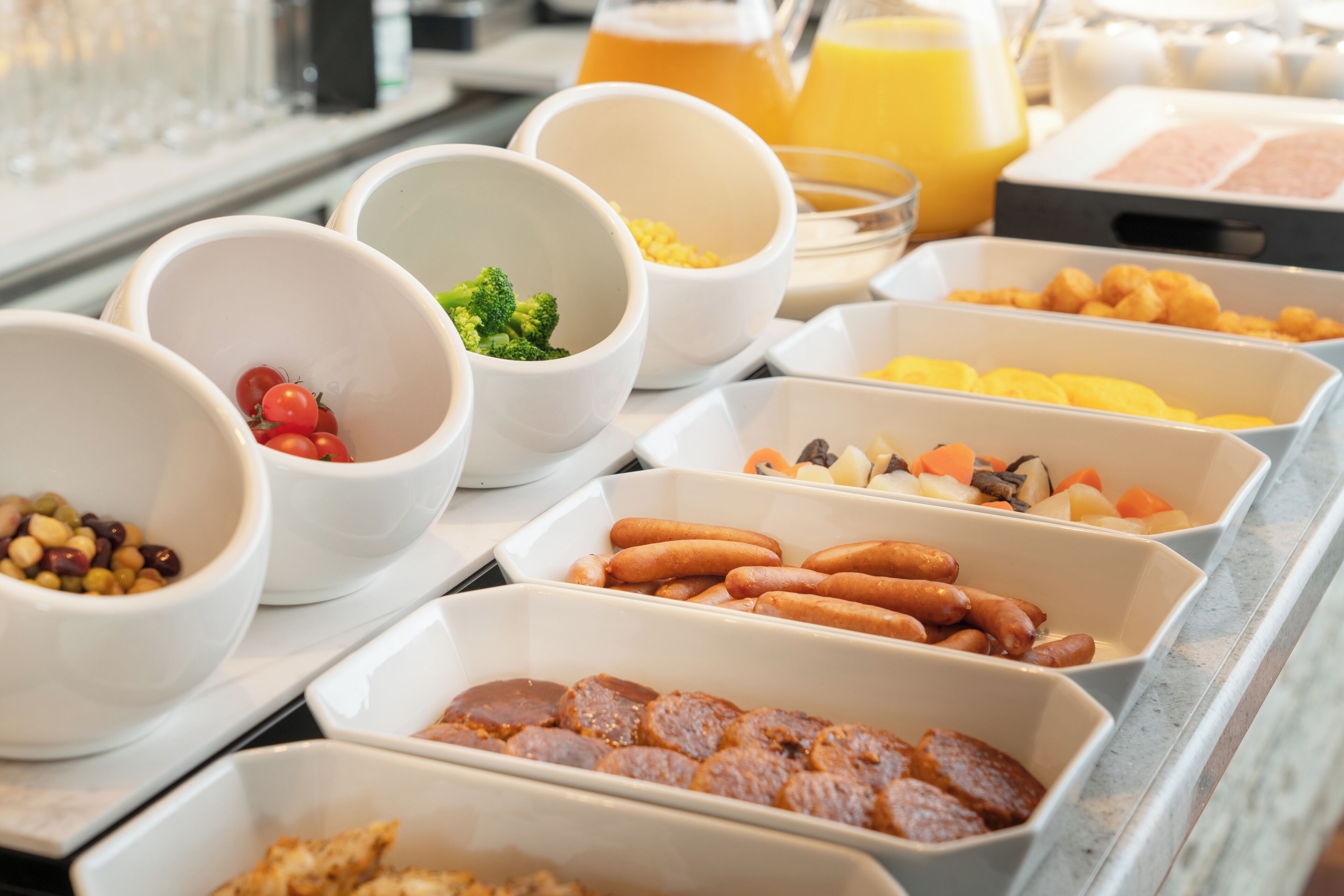 Daily full breakfast (JPY 2970 per person)