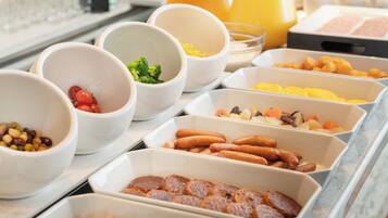 Daily full breakfast (JPY 2970 per person)