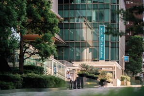 A modern hotel building with a prominent sign for 'Hotel Villa Fontaine.' - Hotel Villa Fontaine Grand Tokyo - Roppongi (Tokyo)