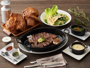 A well-set dining table with steak, bread, salad, and condiments. - Hotel Villa Fontaine Grand Tokyo - Roppongi (Tokyo)