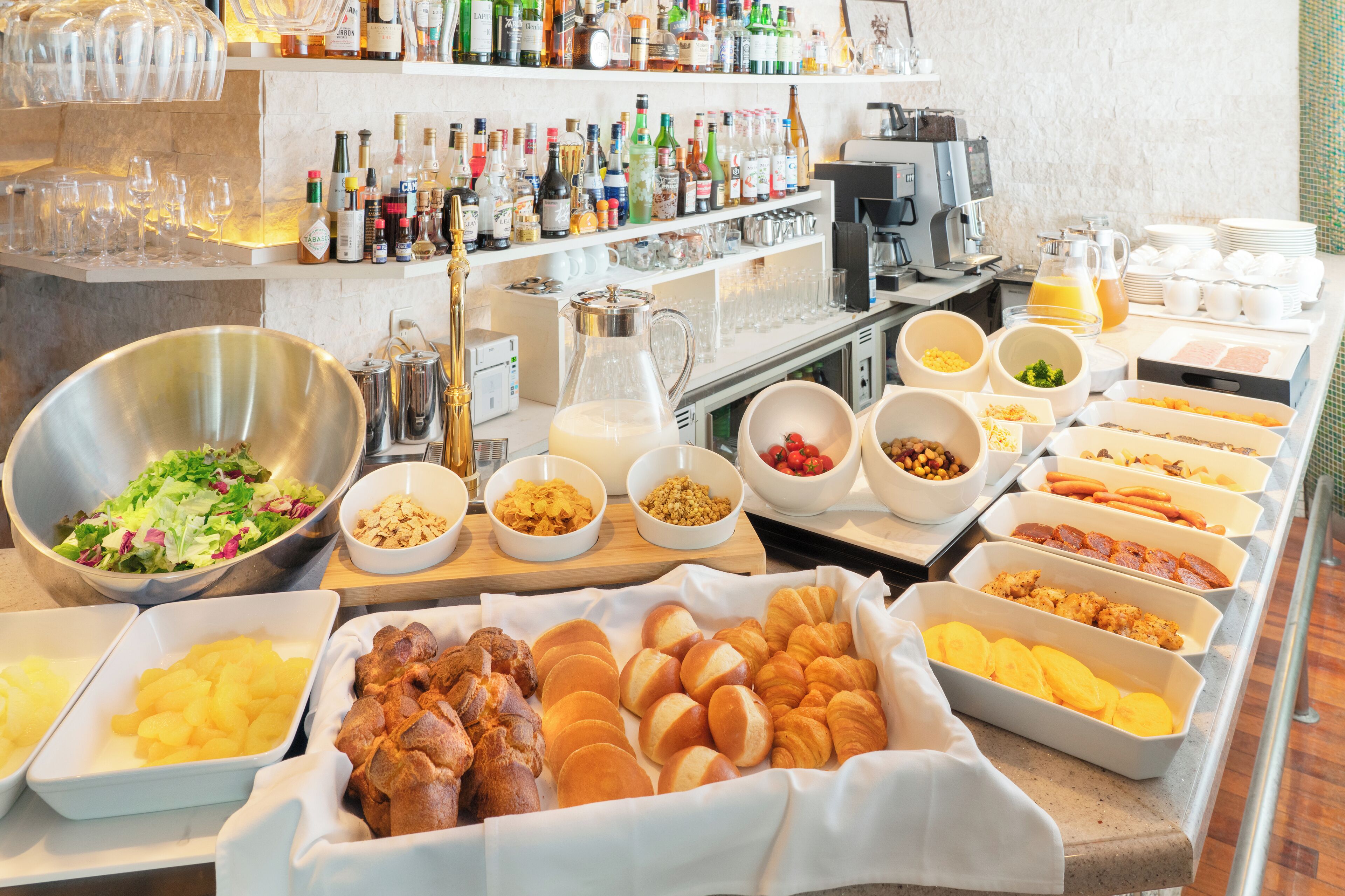 Daily full breakfast (JPY 2970 per person)