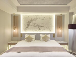 Deluxe King Room (40sqm) separate bath and toilet - Non-Smoking | In-room safe, blackout drapes, iron/ironing board, bed sheets - Hotel Villa Fontaine Grand Tokyo - Roppongi (Tokyo)